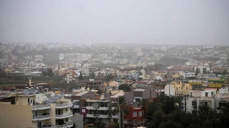 Η αφρικανική σκόνη "πνίγει" πάλι την Κρήτη - Συστάσεις για μάσκες και κλειστά παράθυρα