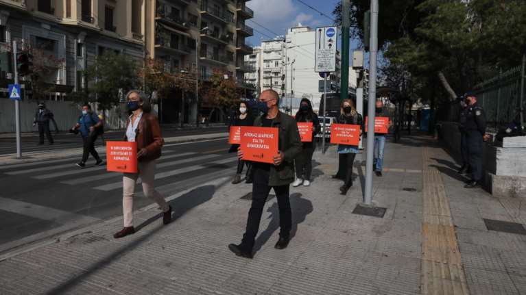 Σόου Βαρουφάκη: Εκανε πορεία από το Πολυτεχνείο, τον σταμάτησαν πρίν την Πρεσβεία των ΗΠΑ- &quot;Να με συλλάβετε&quot; παρακαλούσε