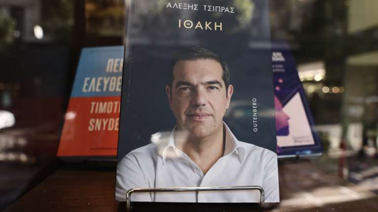 Ποια είναι τα έσοδα του Αλέξη Τσίπρα από το βιβλίο "Ιθάκη" - Η αμοιβή του πρώην πρωθυπουργού