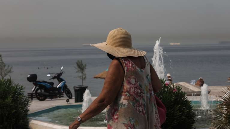 Σκοτείνιασε ο ουρανός στην Αττική - Δυνατή βροχή και χαλάζι σε Φθιώτιδα και Καβάλα: Φωτιά στην Αταλάντη από κεραυνό