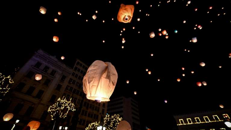 Νύχτα των ευχών: 1.500 φαναράκια φώτισαν τον Αττικό ουρανό - Μοναδικό θέαμα [εικόνες]