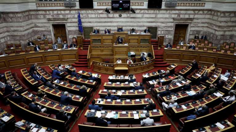 Ψηφίζονται στη Βουλή οι δύο ΠΝΠ για τον κορονοϊό - Ονομαστική ψηφοφορία στη διάταξη για τις υπερωρίες