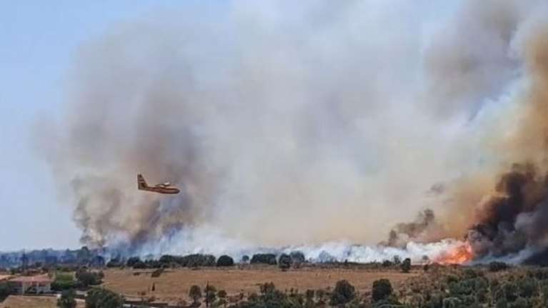 Σε ύφεση η πυρκαγιά στην Κεφαλονιά: Επιχειρούν επίγειες και εναέριες δυνάμεις