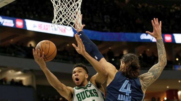 Μπακς-Γκρίζλις 126-114: Σπουδαία εμφάνιση από τον Γιάννη