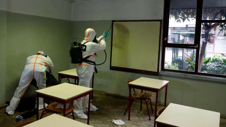 Economist: Η χαλάρωση των μέτρων πρέπει να ξεκινάει από τα σχολεία και ειδικά τα δημοτικά