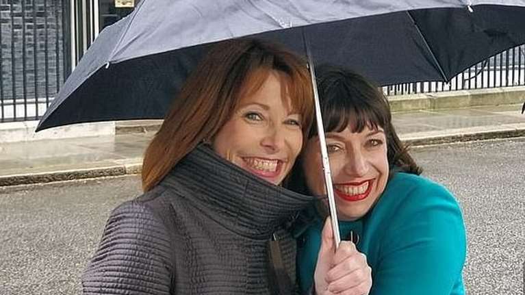 Βρετανία: Σε διαθεσιμότητα παρουσιάστρια- σταρ και δημοσιογράφοι του Sky News μετά από &quot;κορονο-πάρτι&quot;