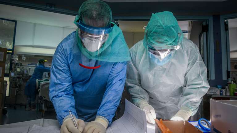 Θλιβερό ορόσημο: Εσπασε το φράγμα των 8.000 νεκρών στη χώρα