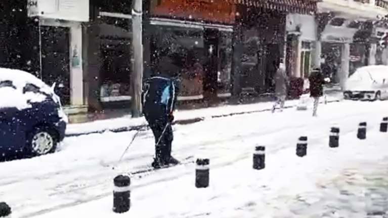 Περιστέρι όπως... Παρνασσός: Εγινε &quot;χιονοδρομικό κέντρο&quot; - Σκιέρ βγήκε στο δρόμο [βίντεο]