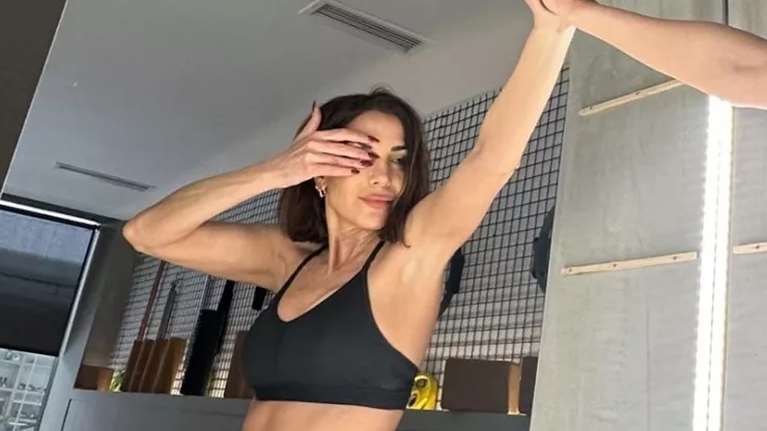 Δέσποινα Βανδή: Πίνει τον πρωινό της καφέ στην κουζίνα του σπιτιού της - Οι tie dye φόρμες της