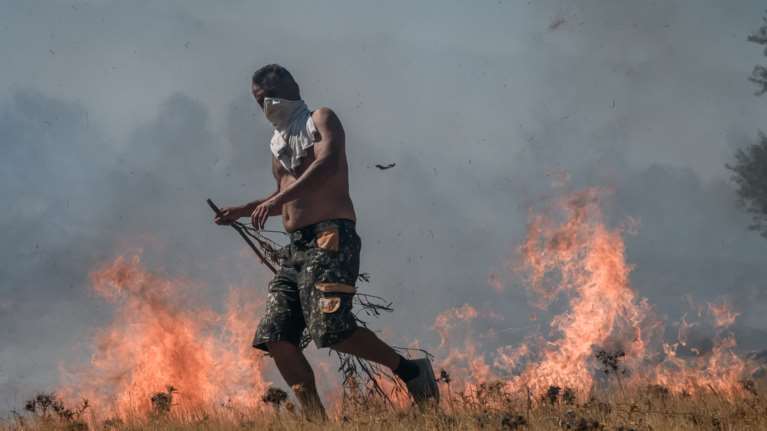 Σε εξέλιξη οι φωτιές σε Λαύριο και Βίλια: Πού έχει διακοπεί η κυκλοφορία