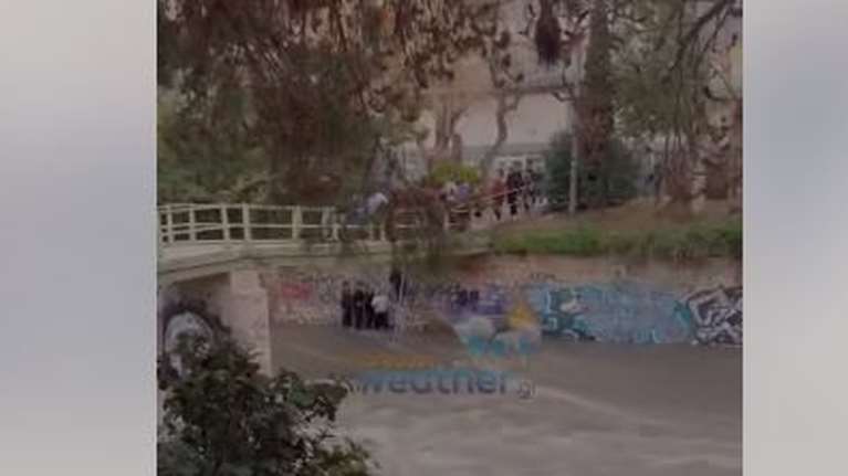 Παραλίγο τραγωδία στον Ιλισσό: Φούσκωσαν τα νερά από το μπουρίνι και κινδύνεψε παρέα παιδιών - Βίντεο
