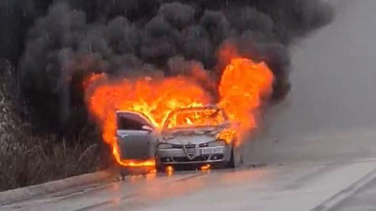 Ηγουμενίτσα: Αυτοκίνητο άρπαξε φωτιά εν κινήσει - Δύσκολες στιγμές για την οικογένεια που επέβαινε [Βίντεο]