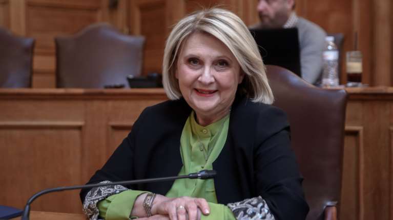 Εποχικοί πυροσβέστες κατά Βούλτεψη: "Να κάτσει στο κλιματιστικό της και να πιει τον καφέ της"