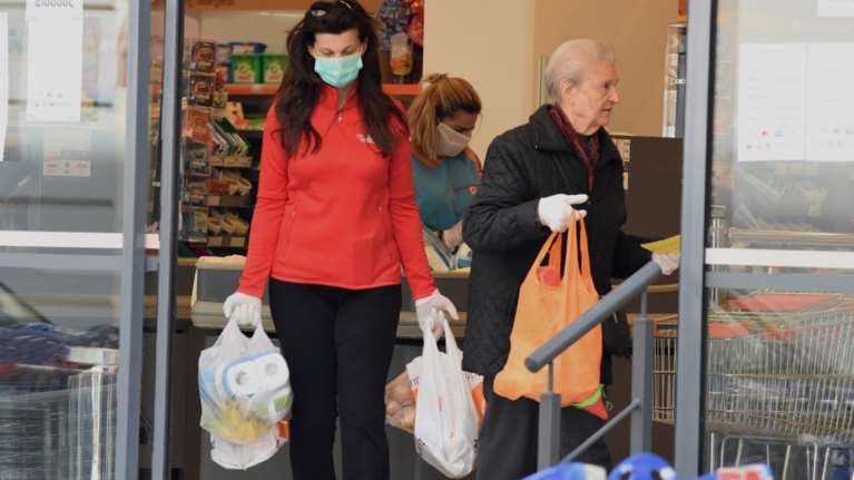 Γιατί αυξάνονται οι τιμές στα ράφια των σούπερ μάρκετ και στα καύσιμα