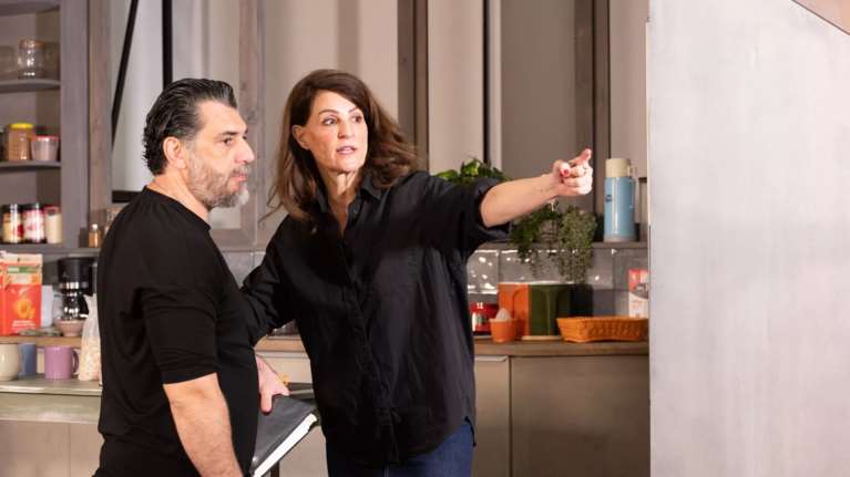 &quot;Tiny Beautiful Things&quot;: Μπήκαμε στην πρόβα με τη Νία Βαρντάλος