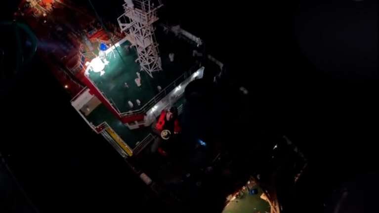 Χίος: Η στιγμή που το Super Puma της Πολεμικής Αεροπορίας διασώζει τραυματία ναυτικό εν μέσω κακοκαιρίας