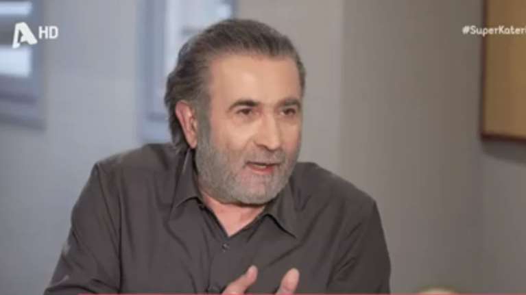 Ο Λάκης Λαζόπουλος μας ανοίγει το καλαίσθητο σπίτι του στην Πάρο - Μεγάλοι χώροι και 70s αισθητική