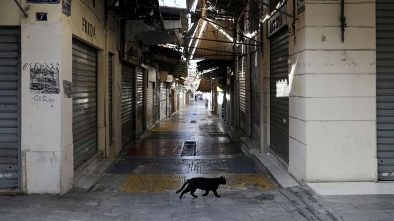 Οι διατροφικοί κίνδυνοι του να κάθεσαι συνέχεια σπίτι