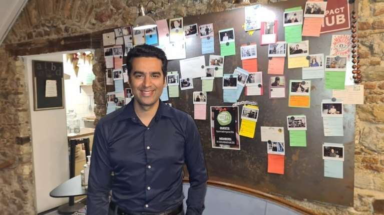 Ψηφιακοί νομάδες στην Ελλάδα: Τι αποκαλύπτουν δύο επιχειρηματίες που μένουν σε Χανιά και Νάξο [εικόνες]