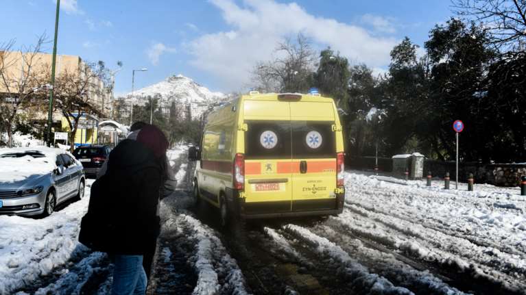 Έκκληση του ΕΚΑΒ: Περιορίστε τις μετακινήσεις με τα πόδια - Κίνδυνος πτώσεων - Αυξάνονται τα περιστατικά στα νοσοκομεία