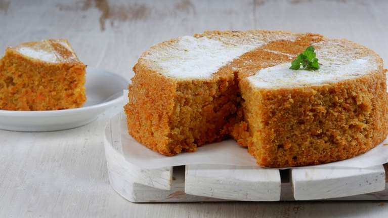 Κέικ καρότου με βρόμη χωρίς αλεύρι, χωρίς βούτυρο και με λίγη ζάχαρη