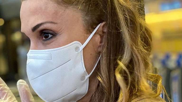 Σοκαρισμένη η Στέλλα Καλλή στο αεροδρόμιο της Νέας Υόρκης