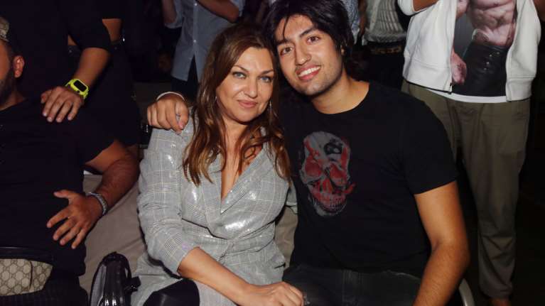 Ο Δημήτρης Σχοινάς ανέβηκε στην σκηνή και μαμά Καίτη Γαρμπή &quot;έλιωσε&quot;!