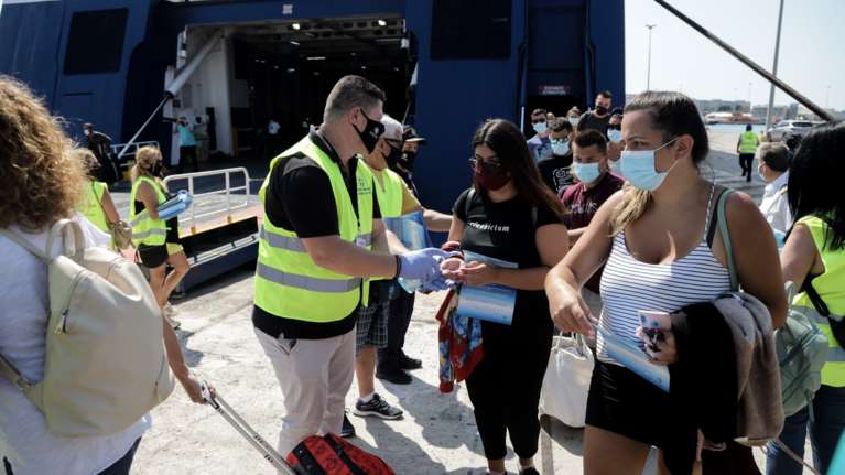 Αυξημένη η κίνηση στα λιμάνια και την Τρίτη - Αναχωρούν οι αδειούχοι [βίντεο]