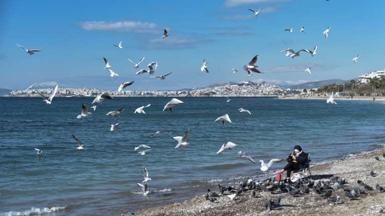 Καιρός: Ηλιοφάνεια με λίγες νεφώσεις, τοπικά ισχυροί βόρειοι άνεμοι στο Αιγαίο