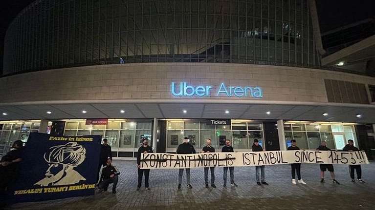 Προκαλούν στο Βερολίνο οι οπαδοί της Φενέρ - Έβγαλαν πανό για την άλωση της Κωνσταντινούπολης και τον Μωάμεθ