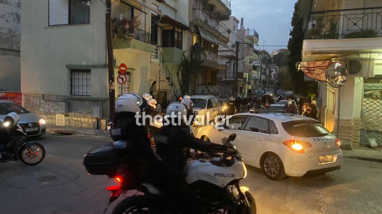 Θεσσαλονίκη: Νεαροί σε γήπεδο μπάσκετ χτύπησαν αστυνομικούς γιατί τους έκαναν έλεγχο – Τραυματίστηκε άνδρας της ΕΛ.ΑΣ