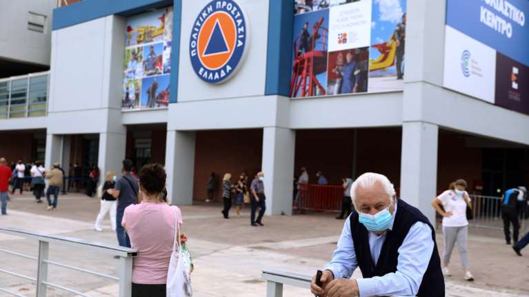 &quot;Ελευθέρας&quot; και σε εσωτερικούς χώρους για τους εμβολιασμένους- Τι εξετάζει η κυβέρνηση