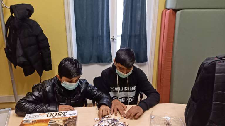 Θεσσαλονίκη: Παγωμένα στον δρόμο, εντοπίστηκαν δύο 13χρονα προσφυγόπουλα