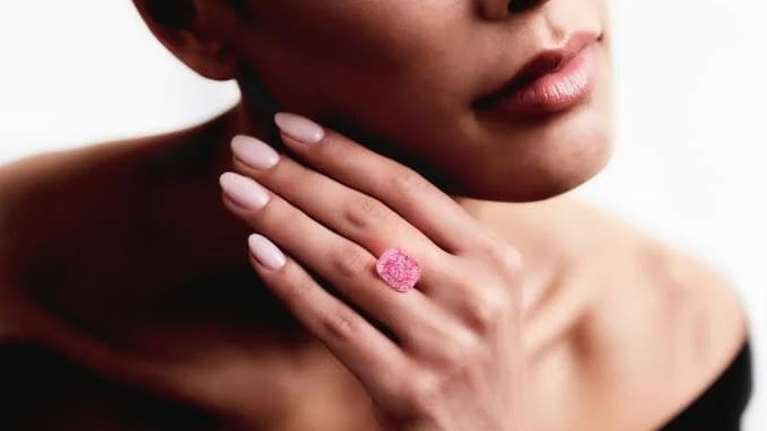 Σε δημοπρασία &quot;εξαιρετικά σπάνιο&quot; ροζ διαμάντι - Αναμένεται να πιάσει περισσότερα από 35 εκατ. δολ.