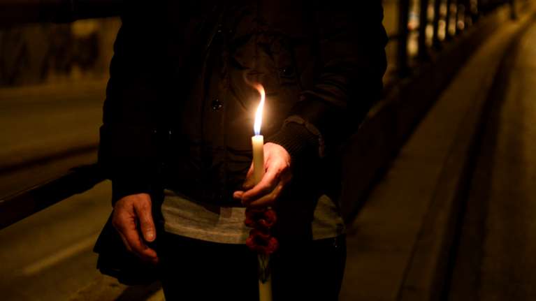 Ρουμανία: &quot;Ντελίβερι&quot; κατ&#39; οίκον για το Άγιο Φως από ιερείς και αστυνομικούς