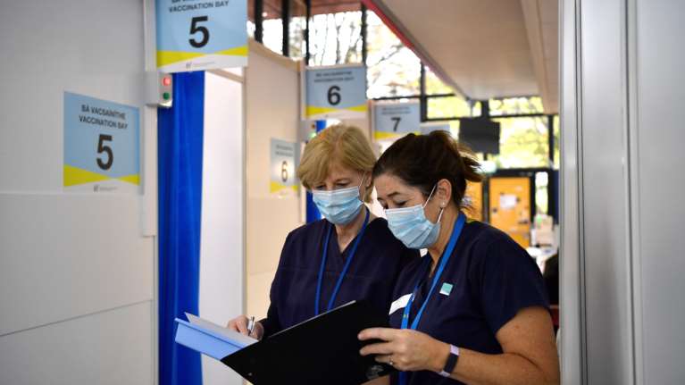 Μετάλλαξη Όμικρον: Η Οξφόρδη &quot;απαντά&quot; στη Moderna - Δεν υπάρχουν μέχρι στιγμής στοιχεία ότι τα εμβόλια δεν μας προστατεύουν