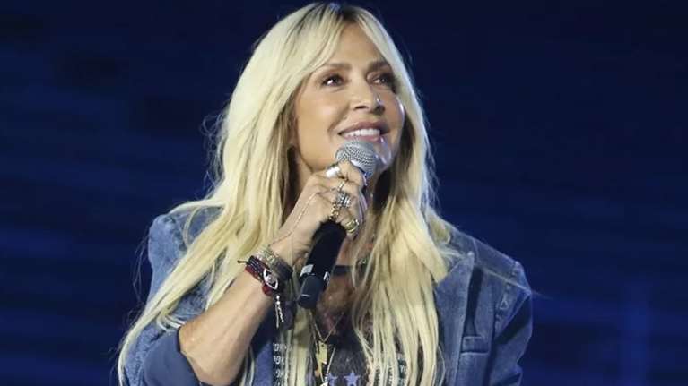 Η Άννα Βίσση με τον Νίκο Καρβέλα: Τραγούδησε στην πλατεία Αριστοτέλους και έγινε viral