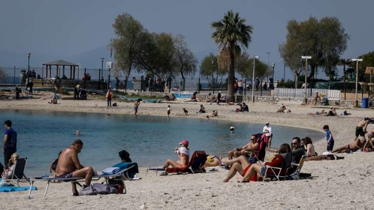 Bloomberg: Τι θα γίνει με τις παραλίες, τα ξενοδοχεία και τους τουρίστες στην Ελλάδα [βίντεο]