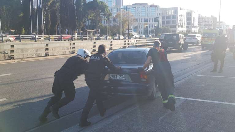 Γεννητούρια στην Κηφισίας με τη βοήθεια Πυροσβεστών και Αστυνομικών! [Εικόνες]