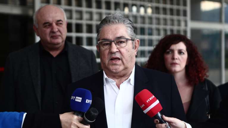 Ο Κουτσούμπας παρέδωσε στον Άρειο Πάγο το πόρισμα του ΚΚΕ για τα Τέμπη - Ποινικές ευθύνες για υπουργούς