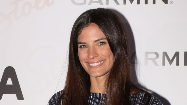 Η Χριστίνα Μπόμπα φόρεσε το τέλειο φόρεμα για γιορτινές εμφανίσεις