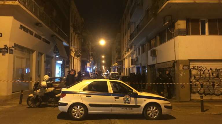 Πυροβολισμοί στο κέντρο της Αθήνας - Ταμπουρωμένος άνδρας σε διαμέρισμα [Βίντεο]