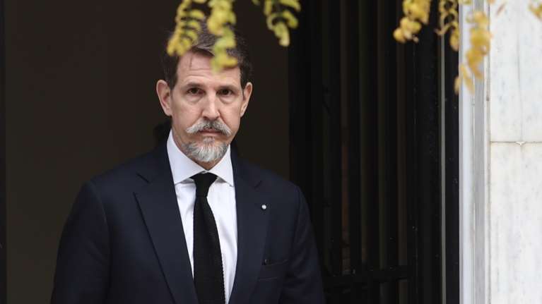 Παύλος: Οι ευχές του για &quot;καλή χρονιά&quot; έξω από το διαμέρισμά του στην Αθήνα [βίντεο]