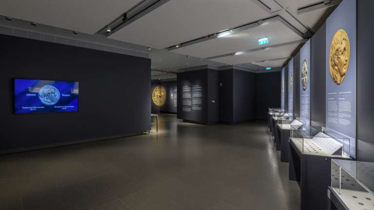 Η Άλλη όψη του Νομίσματος: Μια μοναδική έκθεση για τα 50 χρόνια της Νομισματικής Συλλογής της Alpha Bank