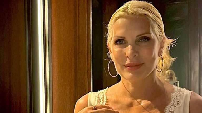 Η Ελένη Μενεγάκη ποζάρει χαρούμενη στην αγαπημένη της Άνδρο: "Αυτό το μέρος … μου πάει πολύ"