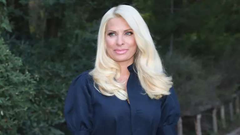 Η Ελένη Μενεγάκη: Σκίστηκε το ρούχο της ενώ ήταν live - Η αντίδραση των συνεργατών της