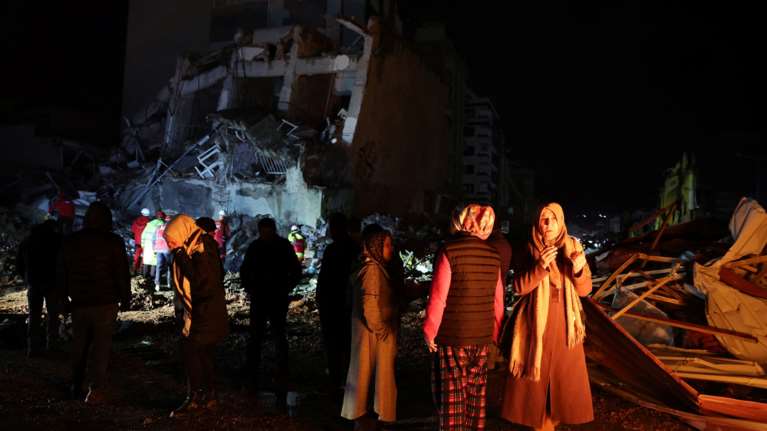 Φονικός σεισμός στην Τουρκία: Αγωνιώδεις προσπάθειες  για επιζώντες στο νοσοκομείο του Ισκεντερούν