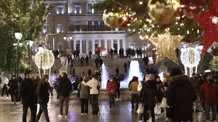 Μετάλλαξη Όμικρον: Γιατί είναι ρεαλιστικό το σενάριο να σηματοδοτήσει το τέλος της πανδημίας [Βίντεο]