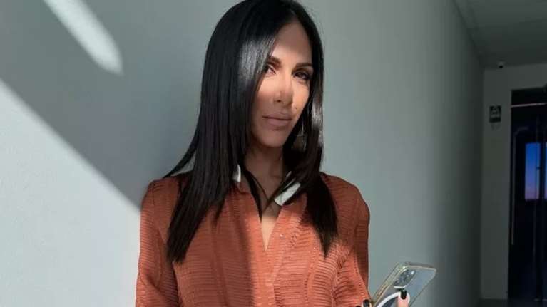 Η Ανθή Βούλγαρη με total Zeus + Dione σύνολο στην πρεμιέρα της εκπομπής "Κοινωνία Ώρα Μega"