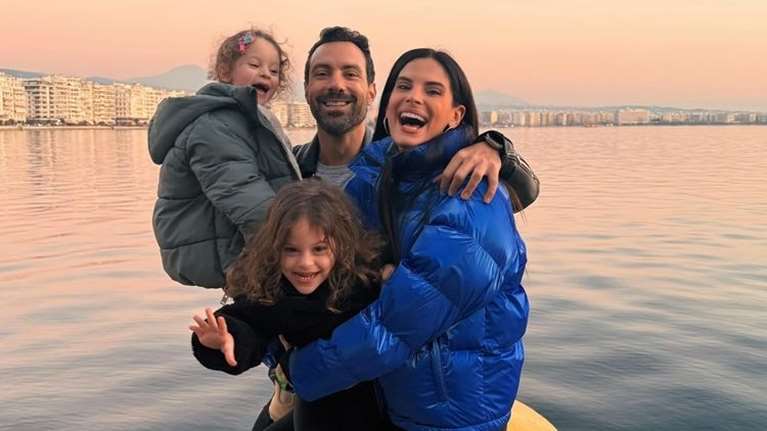 "Θα είσαι το πιο όμορφο κορίτσι από όλα": Η Αριάνα και η Φιλίππα βάφουν τη μητέρα τους, Χριστίνα Μπόμπα